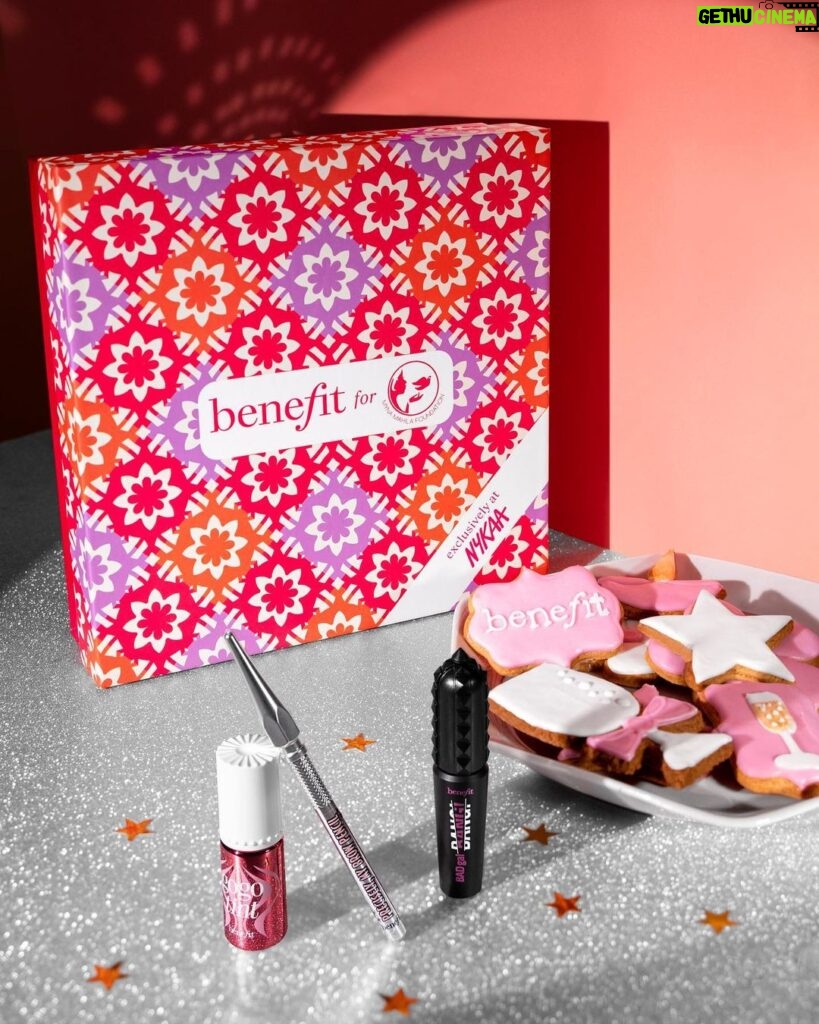 Aashna Shroff Instagram - Meet our @benefitindia x @mynamahila Big Festive Love kit exclusive to @mynykaa 🩷✨ You save 40% on this limited edition bestsellers kit, and proceeds from the sales of each kit go towards the Myna Mahila Foundation. #ShareTheLight 🌟 styled by @nidhijeswani wearing @dheeru.taneja jewellery @azotiique #ad