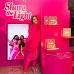 Aashna Shroff Instagram - We celebrated the launch of our @benefitindia x @mynamahila limited edition festive kits, and it was the most special evening, with the loveliest people 🥰 If you haven’t checked out the kits yet on @tirabeauty @mynykaa and @sephora_india, make sure you get your hands on them now, and let’s #ShareTheLight together 🩷✨