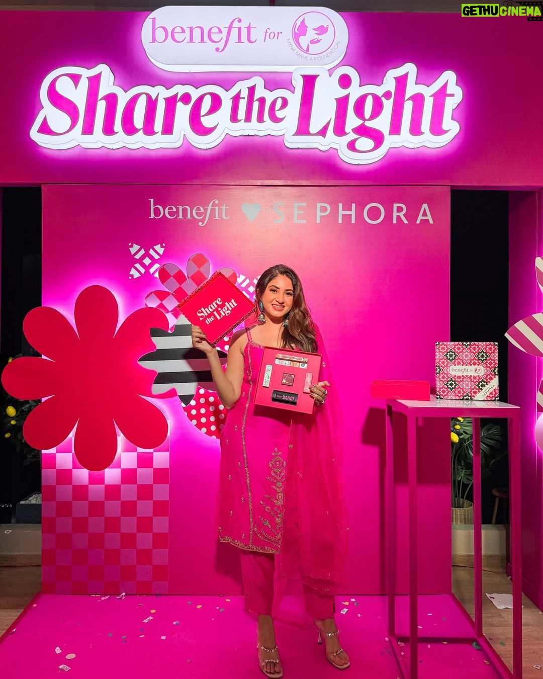Aashna Shroff Instagram - We celebrated the launch of our @benefitindia x @mynamahila limited edition festive kits, and it was the most special evening, with the loveliest people 🥰 If you haven’t checked out the kits yet on @tirabeauty @mynykaa and @sephora_india, make sure you get your hands on them now, and let’s #ShareTheLight together 🩷✨