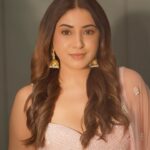 Aashna Shroff Instagram – #Ad
Get your glow on this wedding season with @lakmeindia’s Glam Squad! I used the Lakmē Lumi Lit Cream in 2 shades to achieve that easy radiant glow that makes you look LIT from within 🌟

Make sure you get your hands on the Lakmē Lumi range now!

#Lakmé #LakméIndia #LakméMakeup #LakméSkincare #LakméCCMousse #LakméLumiCream #VitaminE #LakméFestive #LakméBride #LakméLook #Lakme #LakmeIndia