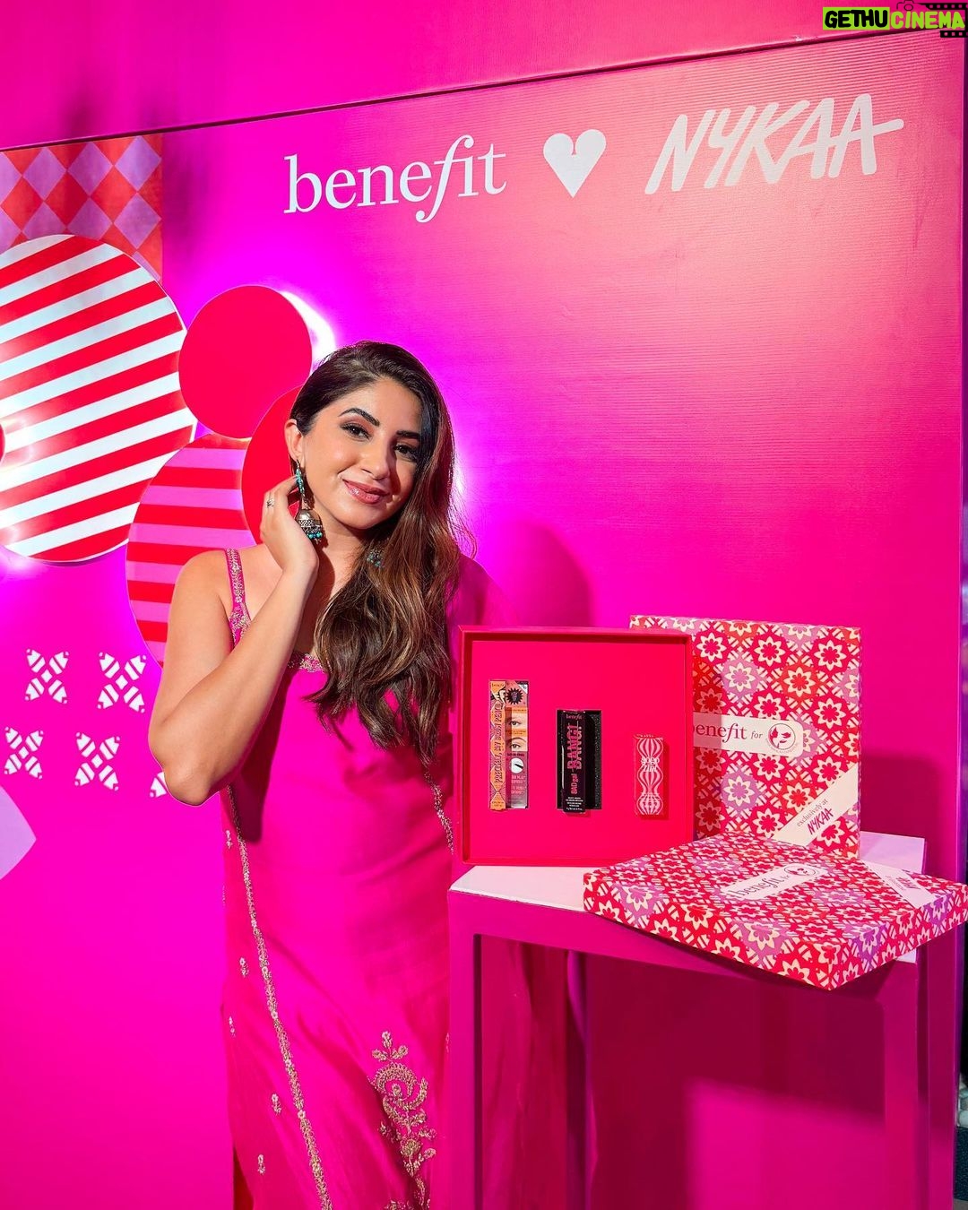 Aashna Shroff Instagram - We celebrated the launch of our @benefitindia x @mynamahila limited edition festive kits, and it was the most special evening, with the loveliest people 🥰 If you haven’t checked out the kits yet on @tirabeauty @mynykaa and @sephora_india, make sure you get your hands on them now, and let’s #ShareTheLight together 🩷✨