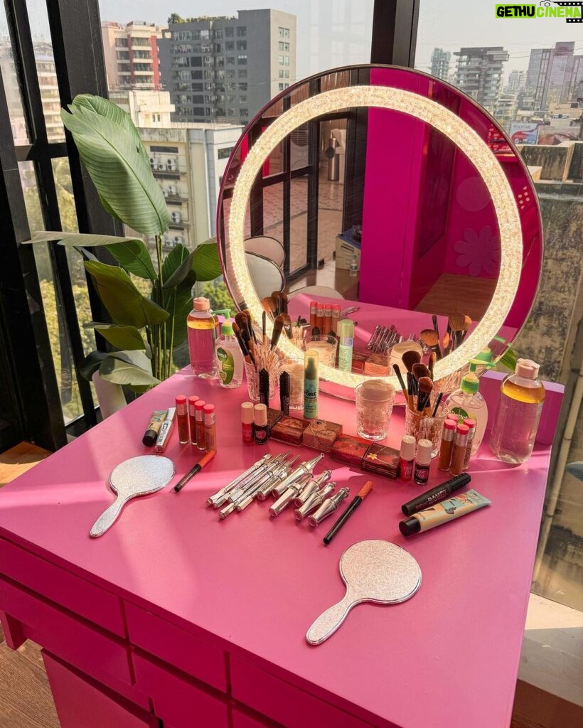 Aashna Shroff Instagram - We celebrated the launch of our @benefitindia x @mynamahila limited edition festive kits, and it was the most special evening, with the loveliest people 🥰 If you haven’t checked out the kits yet on @tirabeauty @mynykaa and @sephora_india, make sure you get your hands on them now, and let’s #ShareTheLight together 🩷✨