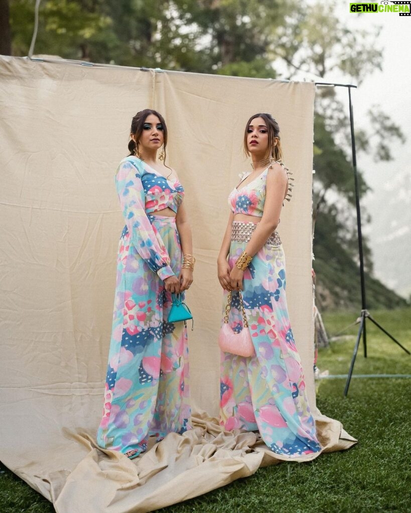 Aashna Shroff Instagram - Forever twinning and winning 🩷 For @payalsinghal’s beautiful Demi-Couture SS24 show!🌺🌸 Make up- @smitartist Hair- @nidhiiigada 📸- @assd_khan