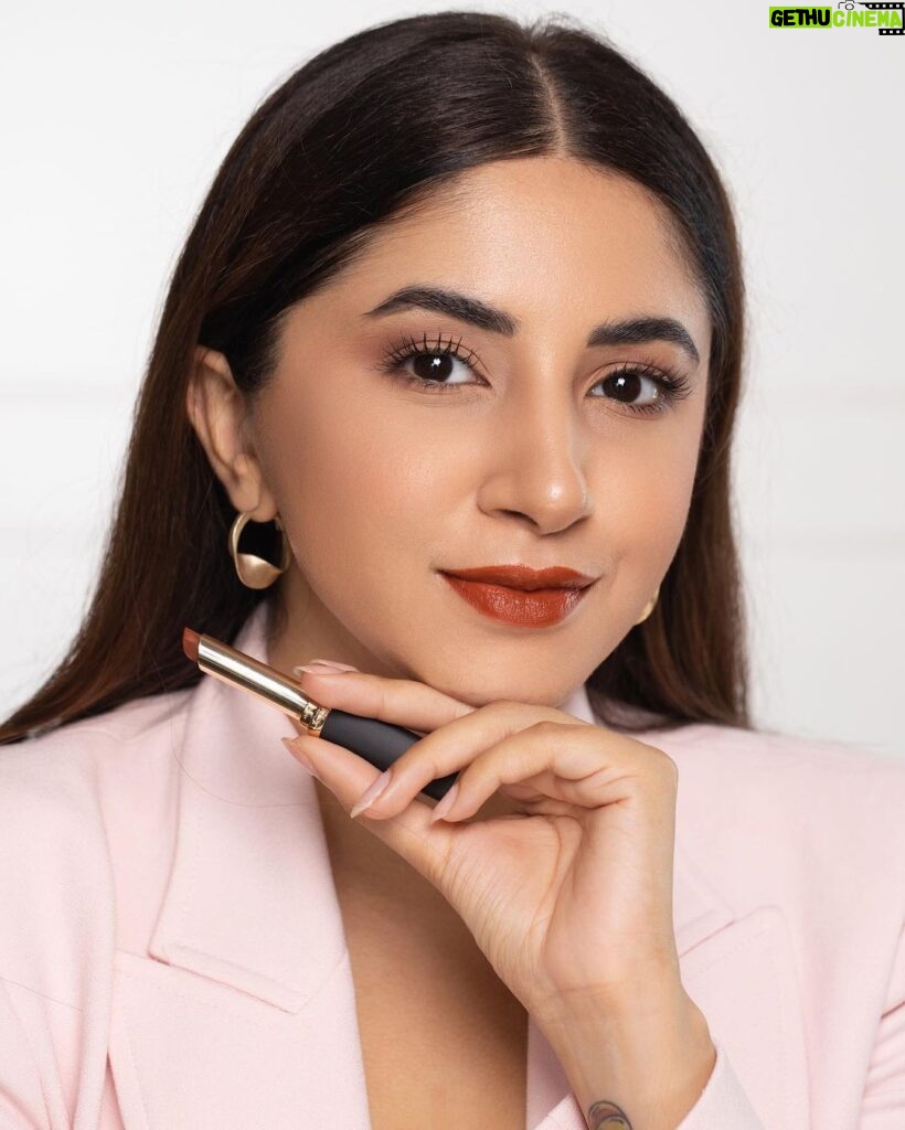 Aashna Shroff Instagram - #ad Your search for the perfect summer pout ends here 💄the @lorealparis Color Riche Volume Matte Lipstick is beautifully pigmented, powdery and transfer proof with 16 hour long wear. Enriched with Hyaluronic Acid, it plumps the lips and gives the perfect long lasting colour in just one swipe! Get your hands on the collection today! #LorealParisIndia #ColorRicheLipstick #LorealParis #LipstickDay
