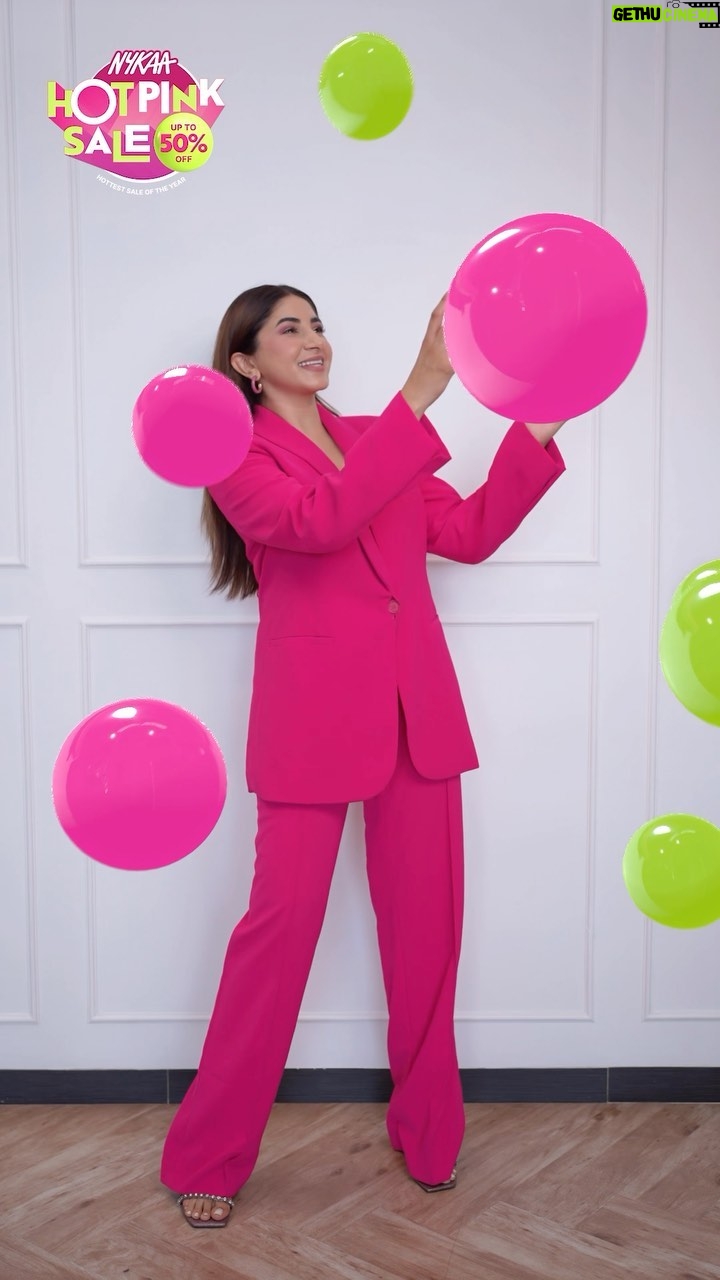Aashna Shroff Instagram - Incoming: Super hot deals 🔥 Nykaa Hot Pink Sale is now live till the 29th of July with upto 50% off. Go spot some of the hottest deals on the Nykaa App right now. #Ad #NykaaHotPinkSale2023 #SpotWhatsHot