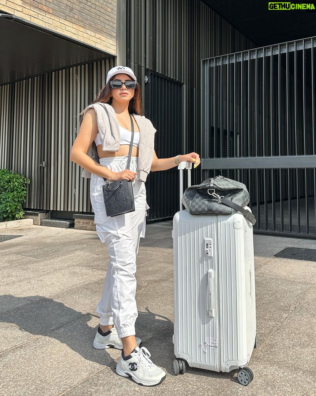 Aashna Shroff Instagram - hello from London! If you’ve watched my last YouTube video, you know this already, but we’ve been here all of June so far, we still have another 10 days to go, and it’s only now, 3 weeks of unthinkable hiccups later, that I finally feel settled in. It’s going to be an exciting few weeks ahead 🤍 London, United Kingdom