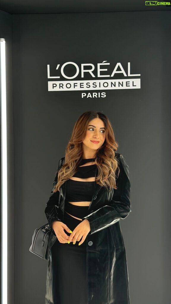 Aashna Shroff Instagram - Hello from the @lorealpro Augmented Salon, where I got not just a hair transformation, but a scalp transformation too! More often than not, we forget that scalp is skin too, and quite a complex one at that! Good thing L’Oréal Professionnel has us covered, no matter the scalp concern. Everyone can find their perfect fit in the Scalp Advanced range! Try it for yourself today, and let me know how it works for you 🖤 #LorealPro #LorealProfIndia #ad @lorealpro_education_india