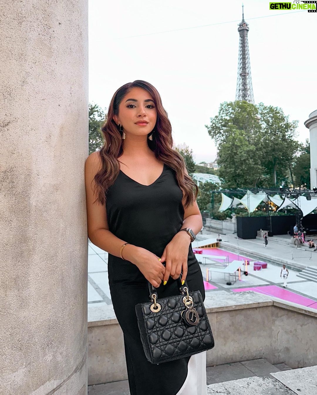 Aashna Shroff Instagram - back in the city that’s always a good idea ✨ a little glimpse of last evening with @lorealpro @lorealpro_education_india! We’re here for something very exciting that I can’t wait to share with you tomorrow!🖤 #collab hair & makeup @leynah_beauty dress @riverisland bag @dior shoes @fendi earrings @hm Paris, France