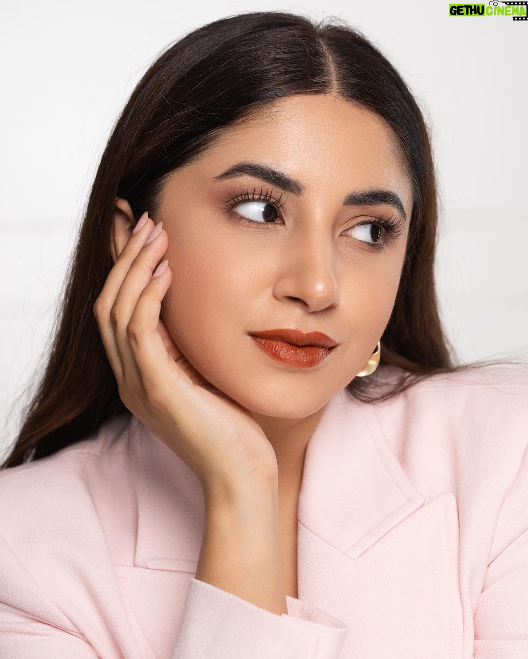 Aashna Shroff Instagram - #ad Your search for the perfect summer pout ends here 💄the @lorealparis Color Riche Volume Matte Lipstick is beautifully pigmented, powdery and transfer proof with 16 hour long wear. Enriched with Hyaluronic Acid, it plumps the lips and gives the perfect long lasting colour in just one swipe! Get your hands on the collection today! #LorealParisIndia #ColorRicheLipstick #LorealParis #LipstickDay