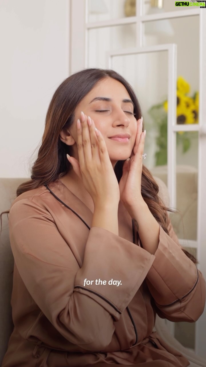 Aashna Shroff Instagram - While every day is different, especially this time of the year, I always find comfort in the little things that are constant. Whether it’s my morning routine, my day and night skin care, or my signature makeup. Over the years, I’ve tried multiple products, and have finally found my holy grail list that works for me. And that’s where @tatacliqluxury comes in, to help me treat myself and find all my luxury beauty favourites. They have a curated list of luxury beauty brands and products, along with expert insights and educational content, it’s time to elevate your everyday beauty with #TheTouchOfLuxe from Tata CLiQ Luxury ✨ Products used : @clinique_in Moisture Surge 100H @esteelauderin Advanced Night Repair serum MAC blush in Mocha & Amber Times Nine Palette Estée Lauder Sumptuous Length + Lift mascara @bobbibrownindia Highlighting Powder Bronze Glow @maccosmeticsindia lipstick Honey Love @dyson_india Airwrap @carolinaherrera Very Good Girl Eau De Parfum @pradabeauty Paradoxe