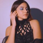 Aashna Shroff Instagram - AD | Ready for sparkle season with @lakmeindia‘s new Gliteratti Collection ✨ Products I used - Base : Lakmē Glitterati Luminous Skin Tint Foundation in Warm Sand Eyes : Lakmē Shine Line Eyeliner in Vibrant Azure & Daring Blu used as eyeshadow Lips : Lakmē Glitterati Shine Lipstick in Sand Nude Nails : Lakmē Glitterati Nail Color in Golden Glow Highlight : Lakmē Glitterati Eye Paint in Gold Dust If you’re looking to experiment with your makeup this festive and holiday season, look no further, and get your hands on this range now!✨ #LakmeGlitterati #LakmeGlitteratiCollection #LakmeMakeUp #LakmeIndia #Festive