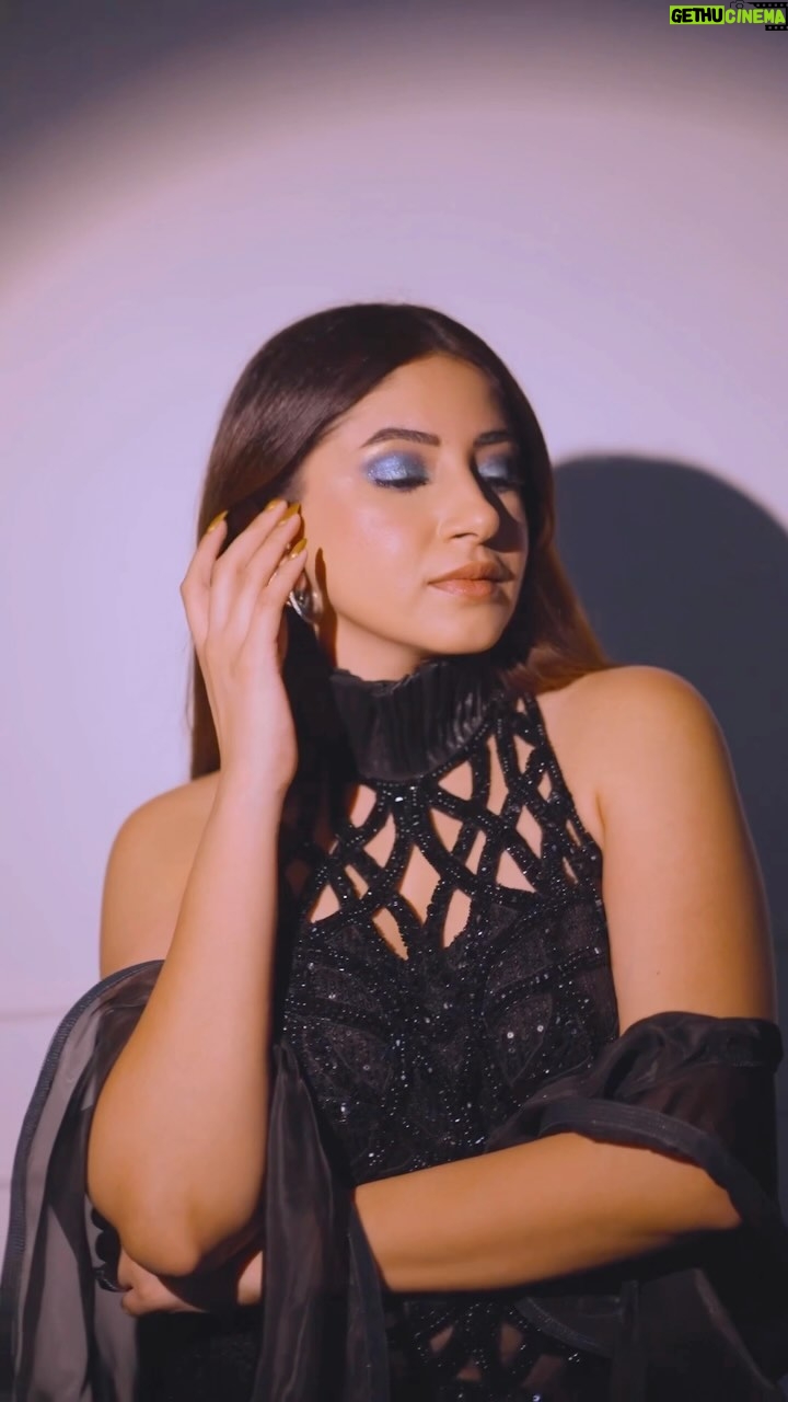 Aashna Shroff Instagram - AD | Ready for sparkle season with @lakmeindia‘s new Gliteratti Collection ✨ Products I used - Base : Lakmē Glitterati Luminous Skin Tint Foundation in Warm Sand Eyes : Lakmē Shine Line Eyeliner in Vibrant Azure & Daring Blu used as eyeshadow Lips : Lakmē Glitterati Shine Lipstick in Sand Nude Nails : Lakmē Glitterati Nail Color in Golden Glow Highlight : Lakmē Glitterati Eye Paint in Gold Dust If you’re looking to experiment with your makeup this festive and holiday season, look no further, and get your hands on this range now!✨ #LakmeGlitterati #LakmeGlitteratiCollection #LakmeMakeUp #LakmeIndia #Festive