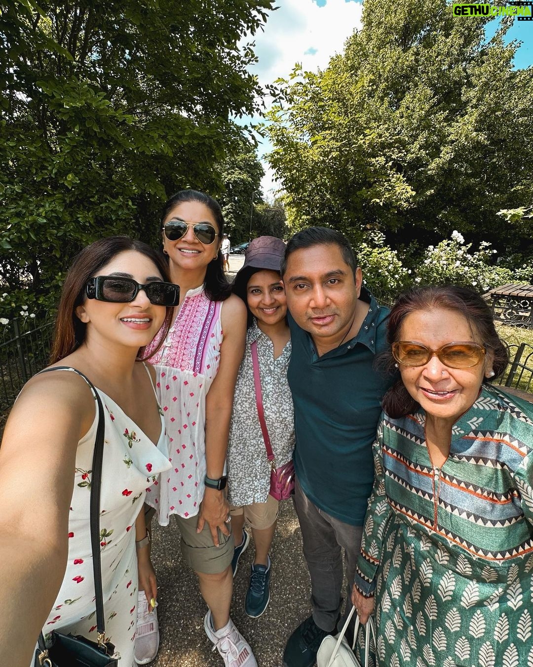 Aashna Shroff Instagram - happiest here 🍓🦢☀️ Hyde Park