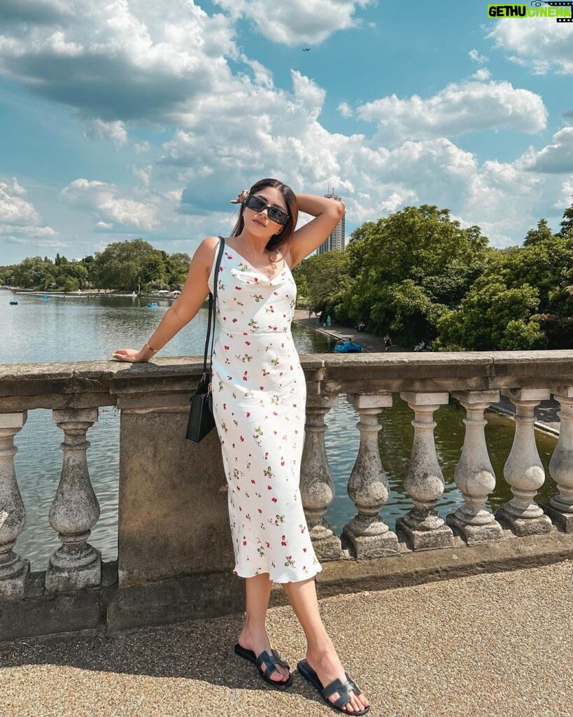 Aashna Shroff Instagram - happiest here 🍓🦢☀️ Hyde Park