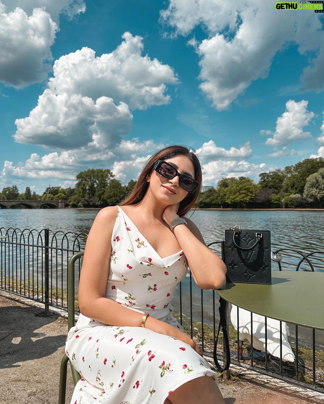 Aashna Shroff Instagram - happiest here 🍓🦢☀️ Hyde Park