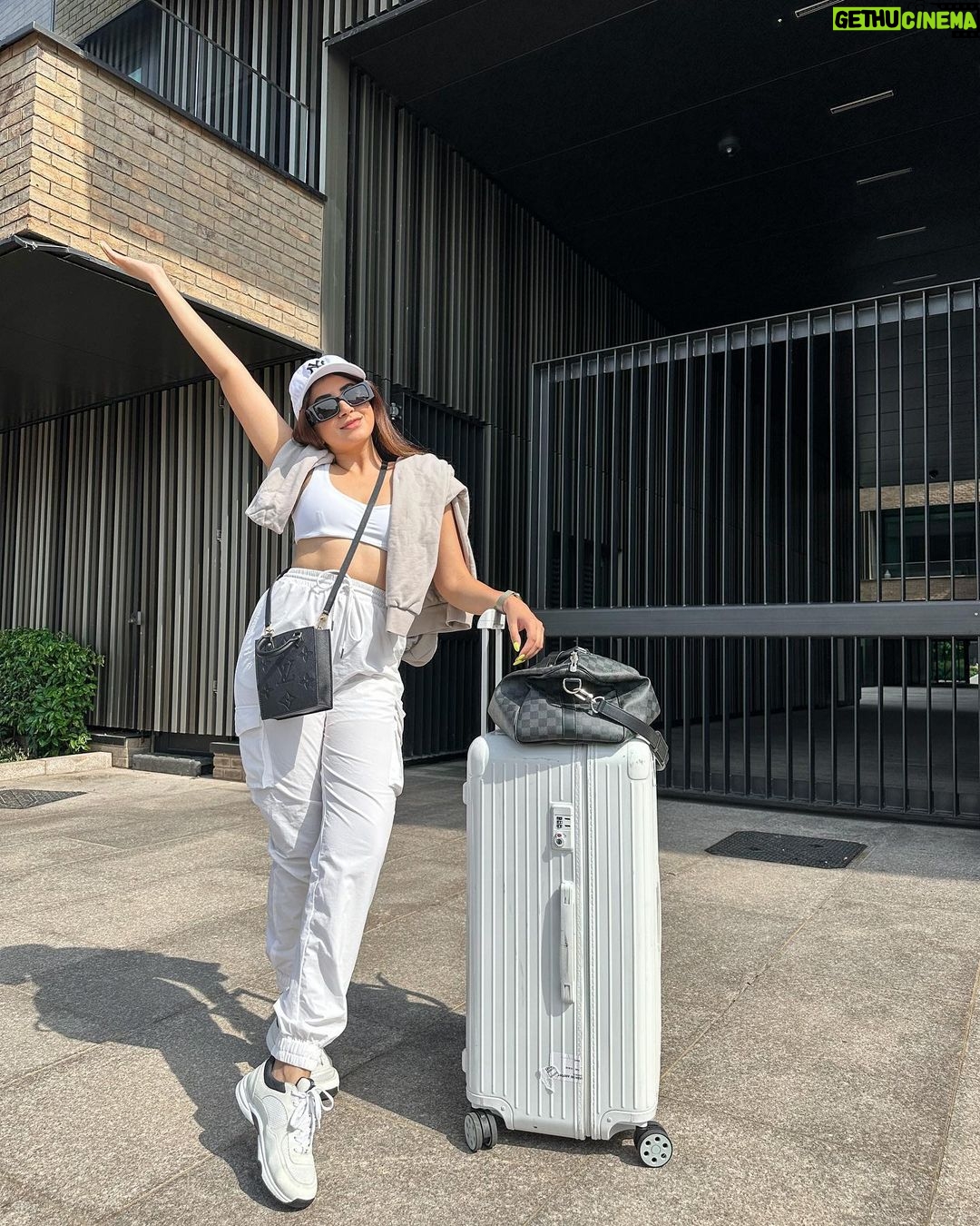 Aashna Shroff Instagram - hello from London! If you’ve watched my last YouTube video, you know this already, but we’ve been here all of June so far, we still have another 10 days to go, and it’s only now, 3 weeks of unthinkable hiccups later, that I finally feel settled in. It’s going to be an exciting few weeks ahead 🤍 London, United Kingdom