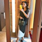 Aashna Shroff Instagram - back in the city that’s always a good idea ✨ a little glimpse of last evening with @lorealpro @lorealpro_education_india! We’re here for something very exciting that I can’t wait to share with you tomorrow!🖤 #collab hair & makeup @leynah_beauty dress @riverisland bag @dior shoes @fendi earrings @hm Paris, France