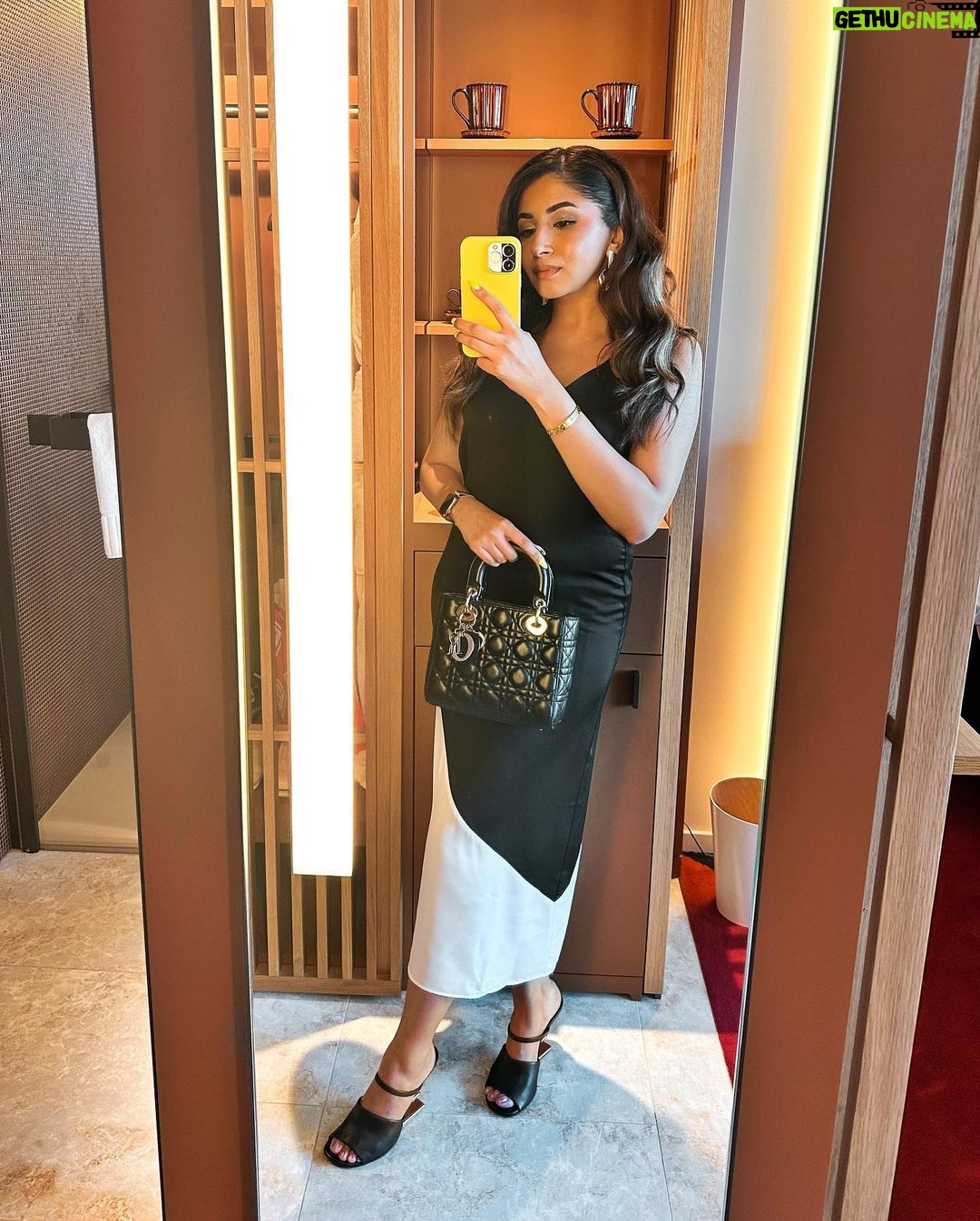 Aashna Shroff Instagram - back in the city that’s always a good idea ✨ a little glimpse of last evening with @lorealpro @lorealpro_education_india! We’re here for something very exciting that I can’t wait to share with you tomorrow!🖤 #collab hair & makeup @leynah_beauty dress @riverisland bag @dior shoes @fendi earrings @hm Paris, France