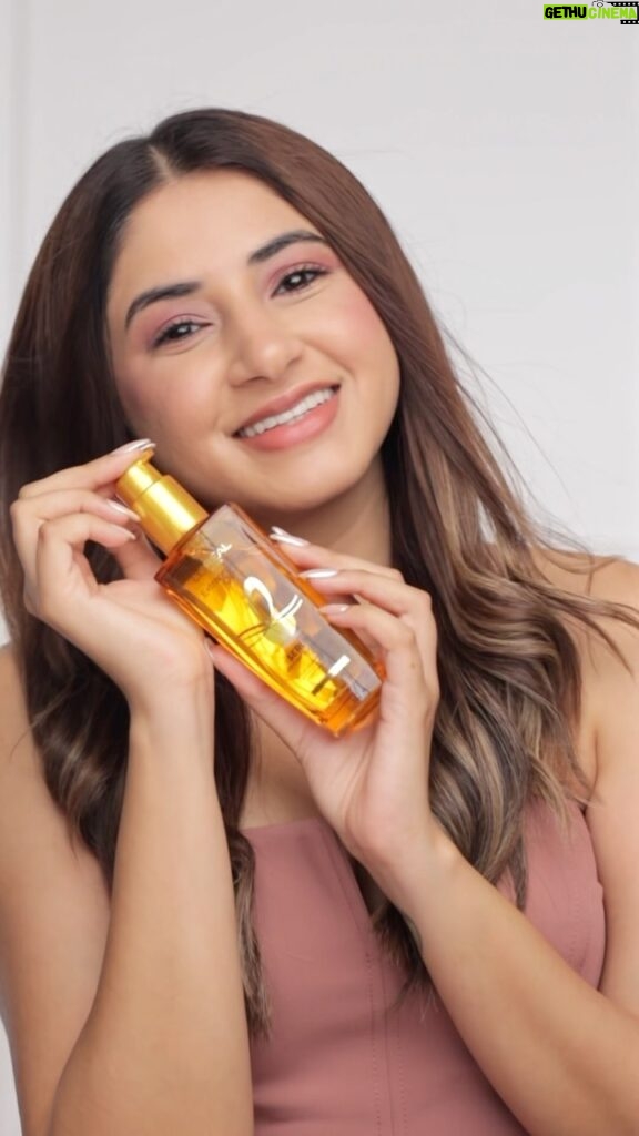 Aashna Shroff Instagram - Check out the different ways I use my L’Oréal Paris Extraordinary Oil serum to keep my hair soft & Shiny Infused with the goodness of 6 different floral oils, this serum makes my hair 30% stronger, helps eliminate the frizz and helps protect against UV, humidity and pollution. @lorealparis @nykaafashion @mynykaa #LOrealParisIndia #ExOilSerumToShine #ExOilSerum #ad