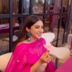 Aashna Shroff Instagram - Throwback to the launch event of our @benefitindia x @mynamahila festive limited edition kits! It was such a lovely evening, surrounded by the nicest people whose support I’m so grateful for! Have you gotten your hands on the 40% savings kits yet? If not, check them out now on @sephora_india @tirabeauty and @mynykaa! Proceeds from the sale of each kit will be donated to @mynamahila #ShareTheLight #BenefitIndia #ad