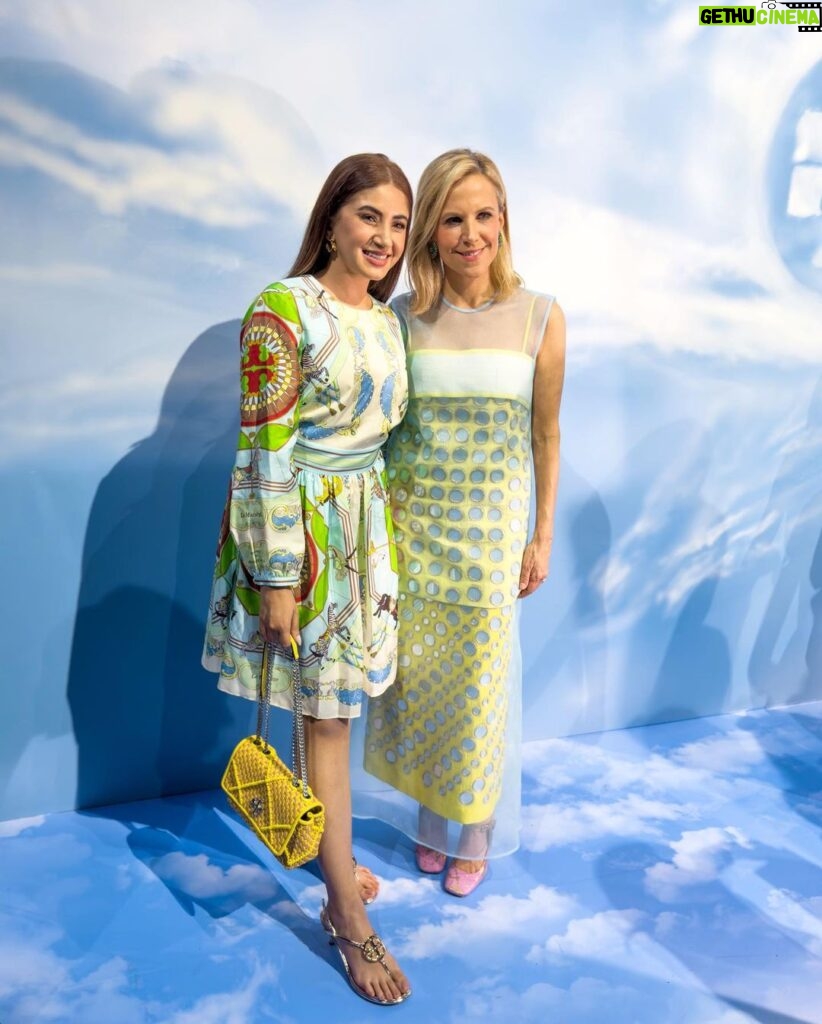 Aashna Shroff Instagram - On cloud nine with @toryburch herself, for a very special dinner on our first night in Singapore!☁️ Can’t wait to finally show you the rest of our experience, but before that, can we please have a moment for the Tory Burch SS23 look I’m wearing and the stunning #ToryBurchHome dinner setup, because I pretty much spent the entire evening in awe💙 #collab @reliancebrandsltd Singapore, Singapore
