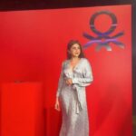 Aashna Shroff Instagram - I had witnessed the Benetton SS23 show back in Milan a few months ago, and I’ve been waiting for the collection to launch in India ever since! So excited to share that the much awaited SS23 collection of UCB is finally here, featuring so many fun summer knits and prints! I got to meet @andreaincontri, the creative vision behind the brand. Right from cocktails inspired by the collection, to a cute customisation booth, and a spectacular aerial show, it was such a fun evening! Get your hands on the collection in stores or on in.benetton.com!🍒🍐 @benetton_india #BenettonSS23Launch #BenettonIndia #BeBenetton