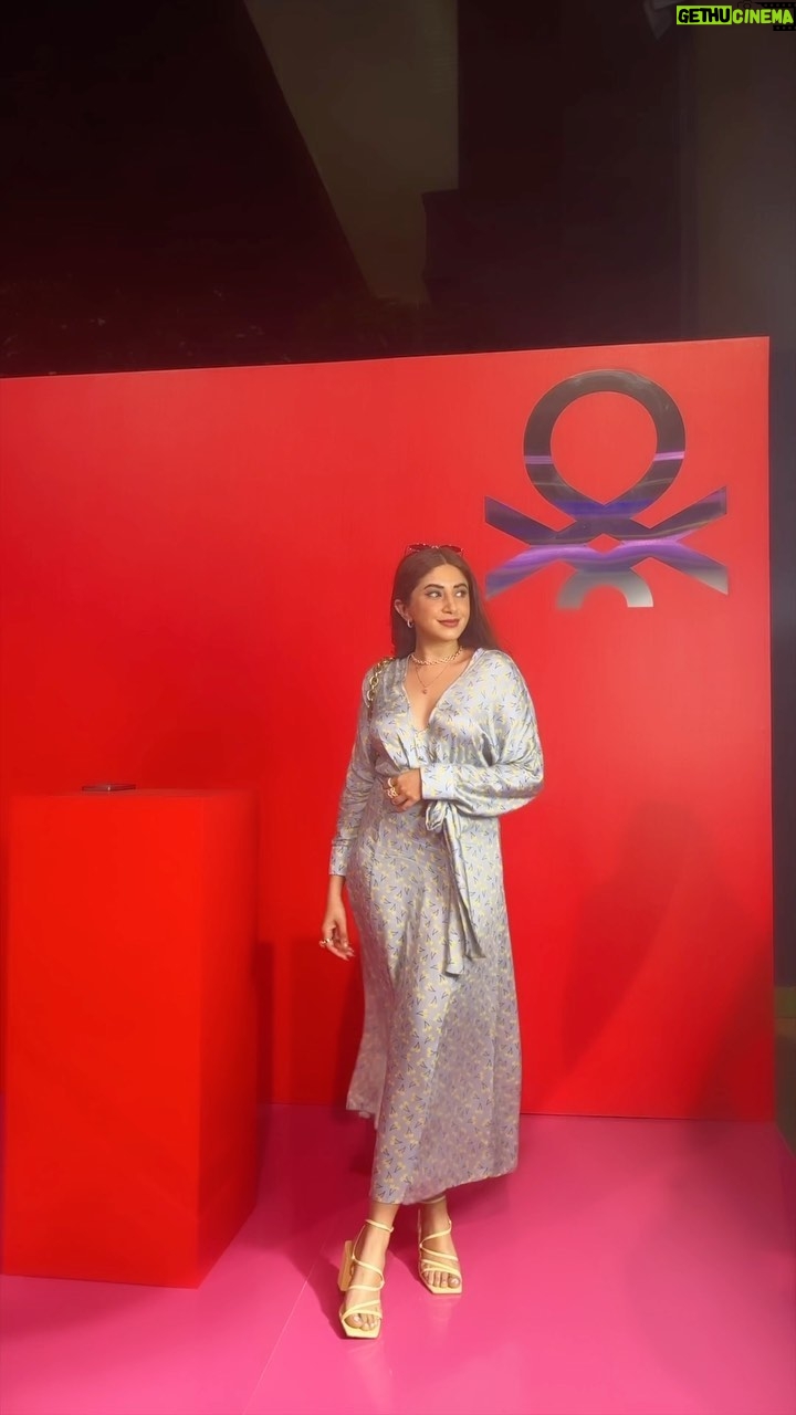 Aashna Shroff Instagram - I had witnessed the Benetton SS23 show back in Milan a few months ago, and Iโve been waiting for the collection to launch in India ever since! So excited to share that the much awaited SS23 collection of UCB is finally here, featuring so many fun summer knits and prints! I got to meet @andreaincontri, the creative vision behind the brand. Right from cocktails inspired by the collection, to a cute customisation booth, and a spectacular aerial show, it was such a fun evening! Get your hands on the collection in stores or on in.benetton.com!๐๐ @benetton_india #BenettonSS23Launch #BenettonIndia #BeBenetton