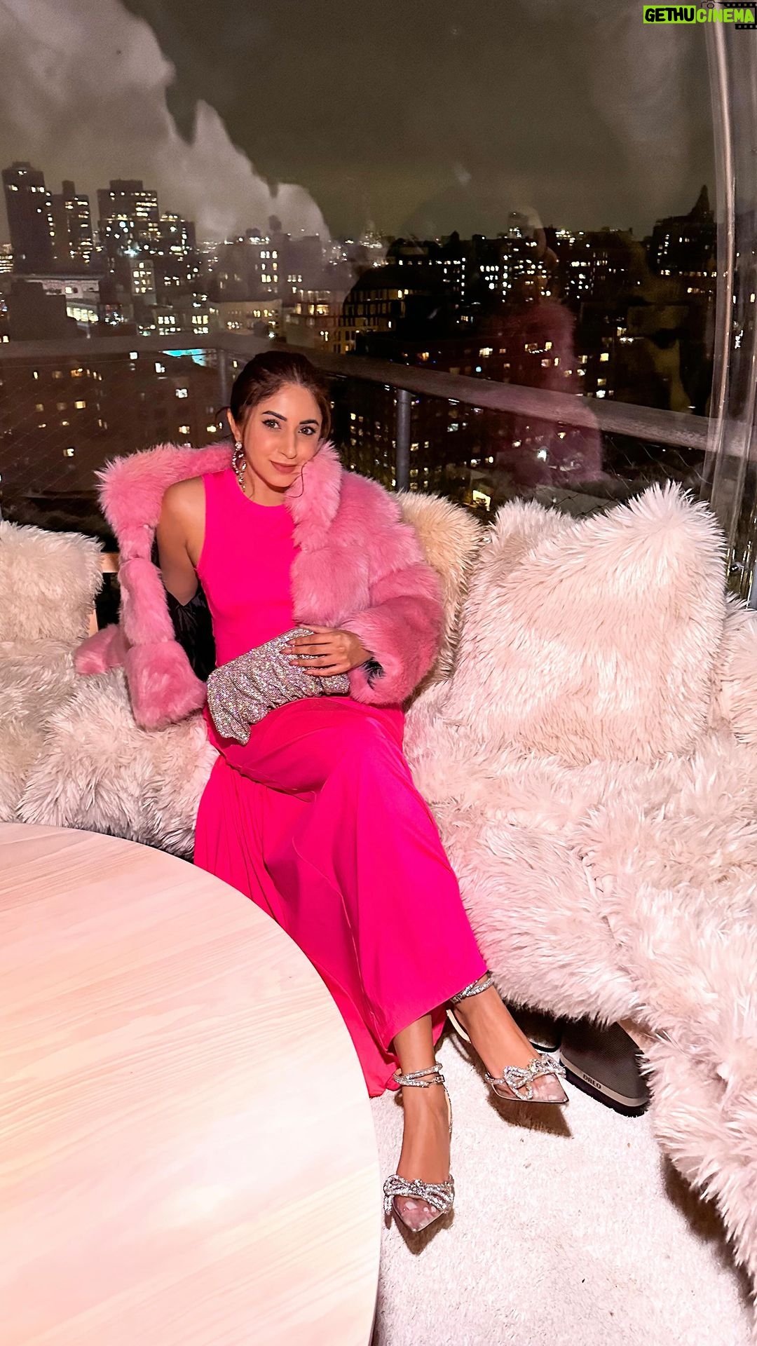Aashna Shroff Instagram - Taking you through the most POREfect 48 hours I spent with @benefitindia for the launch of the new Pore Care range in New York!🫧 I’m so excited that the range is now available in India, exclusively on @sephora_india. I’ve been religiously using it since my trip, so stay tuned for a more detailed look at each product, and get ready to make some PORE decisions 💕 #POREfessional #collab @filtercoffeeco @benefitcosmetics
