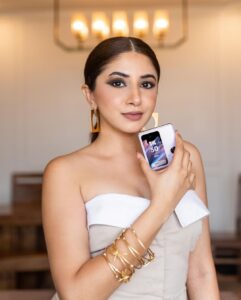 Aashna Shroff Instagram - You've got to have the right accessories to complete any look! And with the #OPPOFindN2Flip, you can bet your look will make people say, #OhSnap! The #BestFlipPhone is here, go check it out now! ✨ #ad