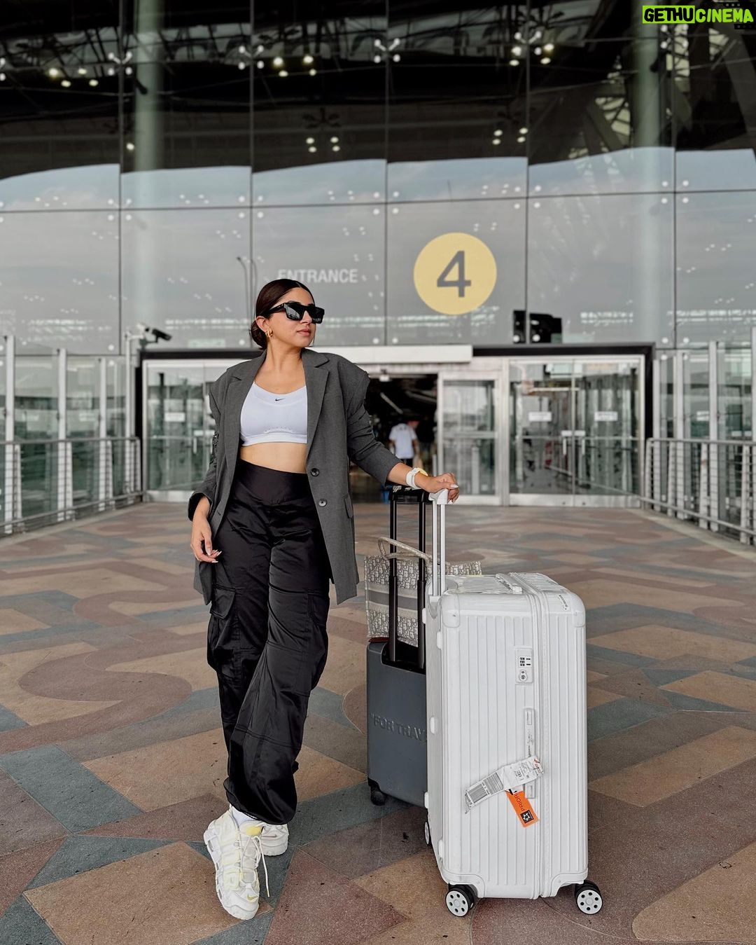 Aashna Shroff Instagram - touchdown Bangkok for an exciting night w @pradabeauty ⚡️