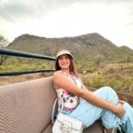 Aashna Shroff Instagram – @amanbagh took us on their well loved Cow Dust Tour, which basically means a tour at twilight, or the end of a working day. The sunset, the bird spotting, and getting to meet the locals from the nearby villages, easily made it the best evening from our trip 🤍

#hosted