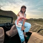 Aashna Shroff Instagram – @amanbagh took us on their well loved Cow Dust Tour, which basically means a tour at twilight, or the end of a working day. The sunset, the bird spotting, and getting to meet the locals from the nearby villages, easily made it the best evening from our trip 🤍

#hosted