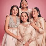 Aashna Shroff Instagram - Meet our @benefitindia x @mynamahila All Lit Up kit exclusive to @tirabeauty 🩷✨ You save 40% on this limited edition bestsellers kit, and proceeds from the sales of each kit go towards the Myna Mahila Foundation. #ShareTheLight #TiraBeauty #ForEveryYou #ad Styled by @nidhijeswani Wearing @niveditasaboocouture Jewellery @the_bling_girll