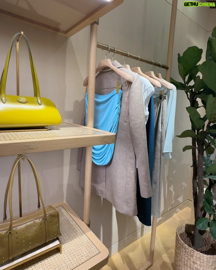 Aashna Shroff Instagram - If you ever wondered what @toryburch heaven looks like, this would be it ☁️🤍 @reliancebrandsltd I fell in love with so many SS23 pieces in the store and pop up, that I may have gone a little overboard 💸 Maybe I’ll film a haul soon? #collab Singapore, Singapore