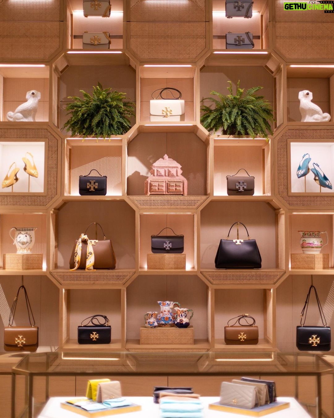 Aashna Shroff Instagram - If you ever wondered what @toryburch heaven looks like, this would be it ☁️🤍 @reliancebrandsltd I fell in love with so many SS23 pieces in the store and pop up, that I may have gone a little overboard 💸 Maybe I’ll film a haul soon? #collab Singapore, Singapore