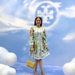 Aashna Shroff Instagram – On cloud nine with @toryburch herself, for a very special dinner on our first night in Singapore!☁️

Can’t wait to finally show you the rest of our experience, but before that, can we please have a moment for the Tory Burch SS23 look I’m wearing and the stunning #ToryBurchHome dinner setup, because I pretty much spent the entire evening in awe💙

#collab @reliancebrandsltd Singapore, Singapore