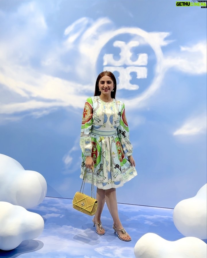 Aashna Shroff Instagram - On cloud nine with @toryburch herself, for a very special dinner on our first night in Singapore!☁️ Can’t wait to finally show you the rest of our experience, but before that, can we please have a moment for the Tory Burch SS23 look I’m wearing and the stunning #ToryBurchHome dinner setup, because I pretty much spent the entire evening in awe💙 #collab @reliancebrandsltd Singapore, Singapore