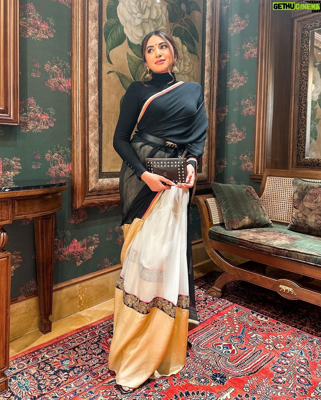 Aashna Shroff Instagram - @sabyasachiofficial launched his flagship store in Mumbai last evening, with each corner as majestic as the next. From the most unbelievable collection of art that encapsulates you as soon as you enter, to the stunning bridal collection and the breathtaking jewellery, it’s not just a store, but an experience. Magical would be an understatement 🤍✨