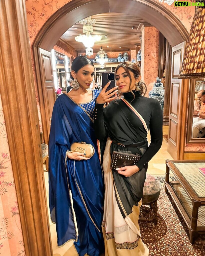 Aashna Shroff Instagram - @sabyasachiofficial launched his flagship store in Mumbai last evening, with each corner as majestic as the next. From the most unbelievable collection of art that encapsulates you as soon as you enter, to the stunning bridal collection and the breathtaking jewellery, it’s not just a store, but an experience. Magical would be an understatement 🤍✨