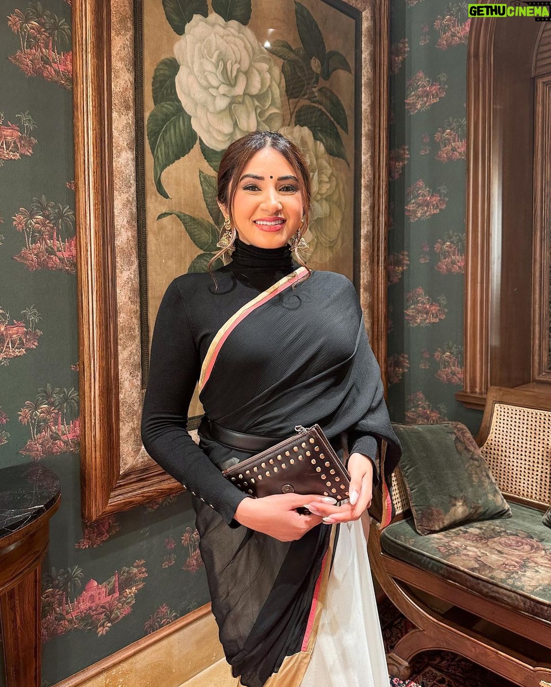 Aashna Shroff Instagram - @sabyasachiofficial launched his flagship store in Mumbai last evening, with each corner as majestic as the next. From the most unbelievable collection of art that encapsulates you as soon as you enter, to the stunning bridal collection and the breathtaking jewellery, it’s not just a store, but an experience. Magical would be an understatement 🤍✨