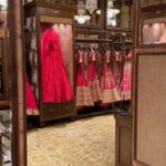 Aashna Shroff Instagram – @sabyasachiofficial launched his flagship store in Mumbai last evening, with each corner as majestic as the next. From the most unbelievable collection of art that encapsulates you as soon as you enter, to the stunning bridal collection and the breathtaking jewellery, it’s not just a store, but an experience. Magical would be an understatement 🤍✨