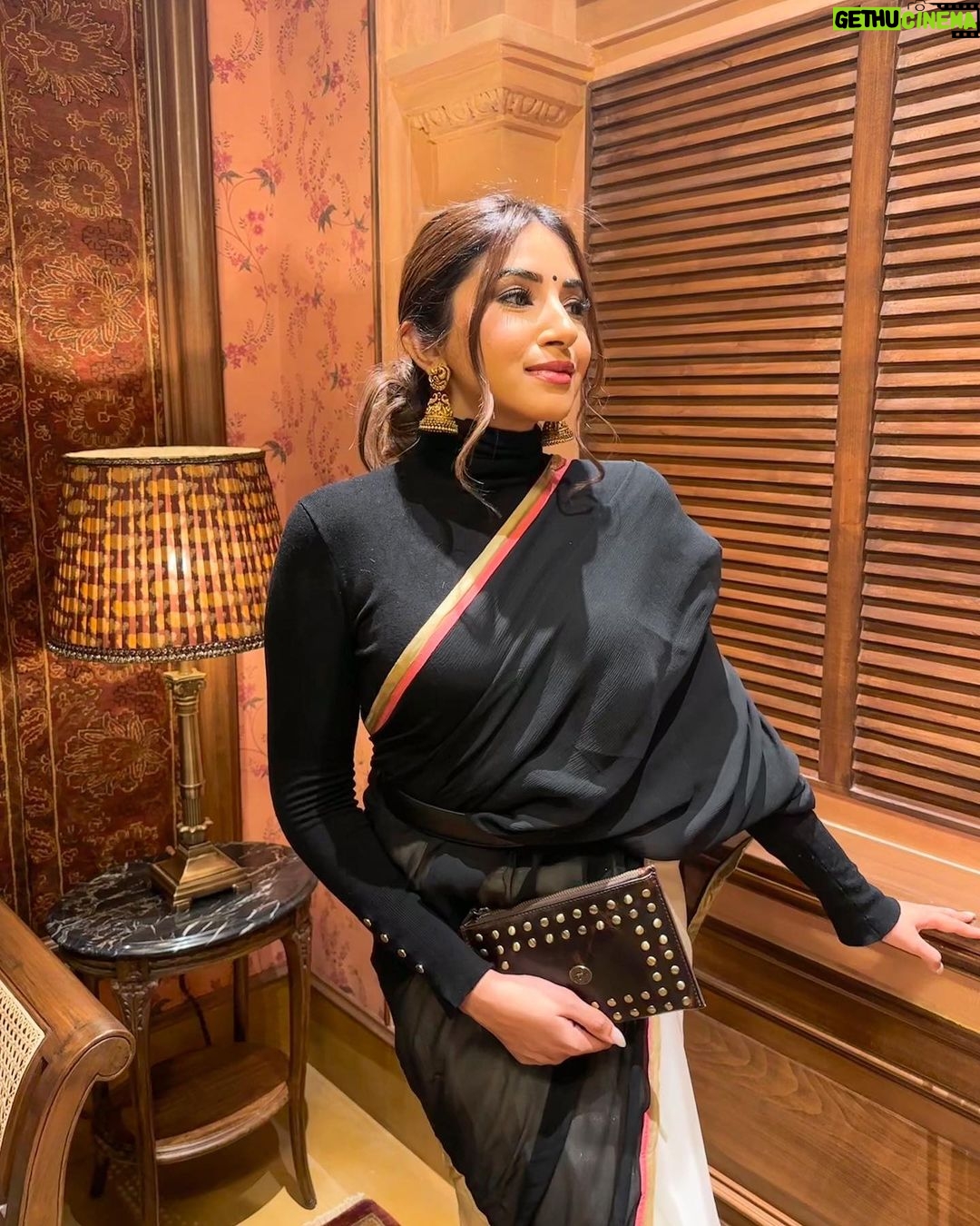 Aashna Shroff Instagram - @sabyasachiofficial launched his flagship store in Mumbai last evening, with each corner as majestic as the next. From the most unbelievable collection of art that encapsulates you as soon as you enter, to the stunning bridal collection and the breathtaking jewellery, it’s not just a store, but an experience. Magical would be an understatement 🤍✨