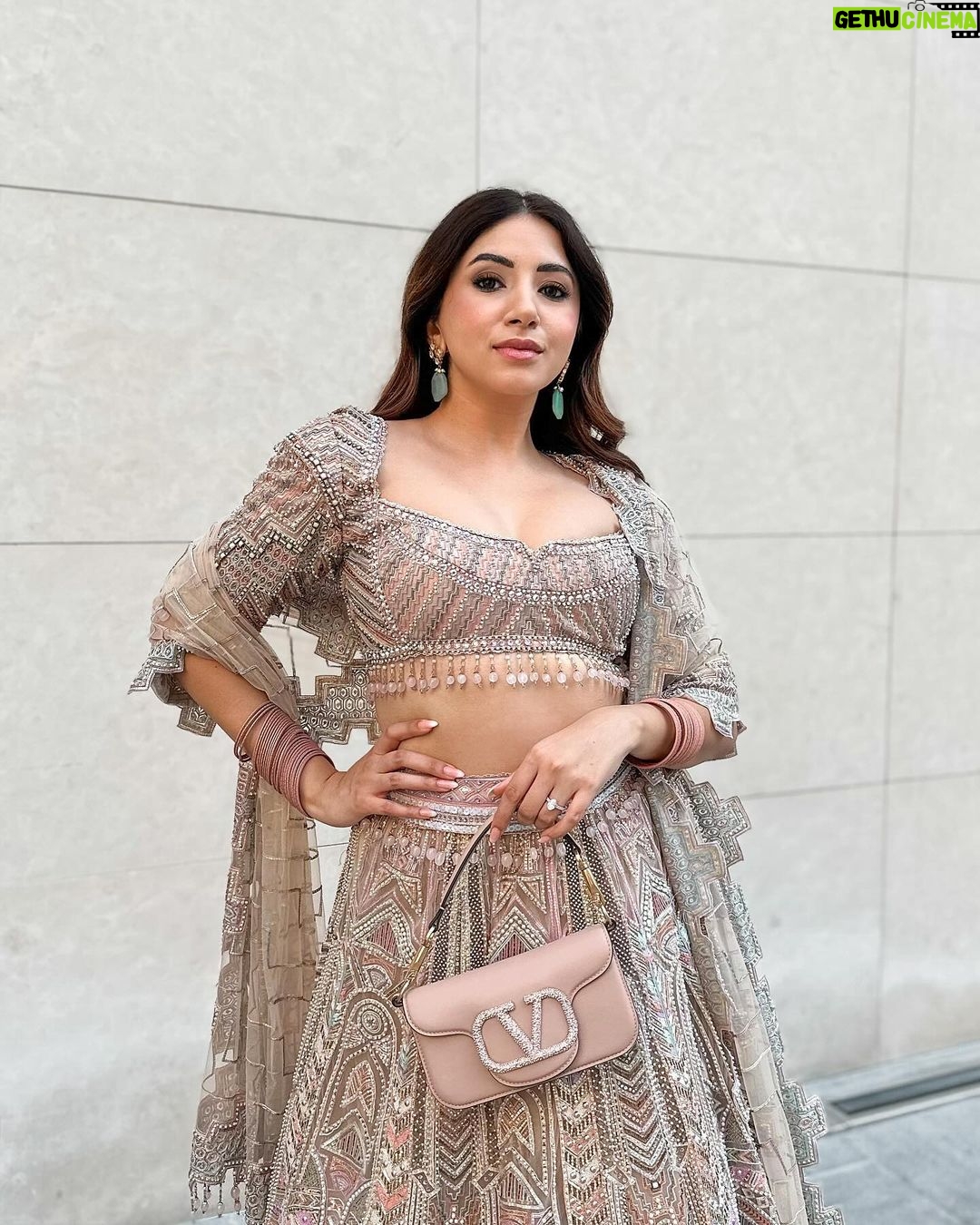 Aashna Shroff Instagram - Favourite time of the year and hands down my favourite lehenga too 🌟 @taruntahiliani