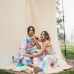 Aashna Shroff Instagram – Forever twinning and winning 🩷
For @payalsinghal’s beautiful Demi-Couture SS24 show!🌺🌸 

Make up- @smitartist 
Hair- @nidhiiigada 
📸- @assd_khan