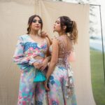 Aashna Shroff Instagram – Forever twinning and winning 🩷
For @payalsinghal’s beautiful Demi-Couture SS24 show!🌺🌸 

Make up- @smitartist 
Hair- @nidhiiigada 
📸- @assd_khan