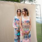 Aashna Shroff Instagram – Forever twinning and winning 🩷
For @payalsinghal’s beautiful Demi-Couture SS24 show!🌺🌸 

Make up- @smitartist 
Hair- @nidhiiigada 
📸- @assd_khan