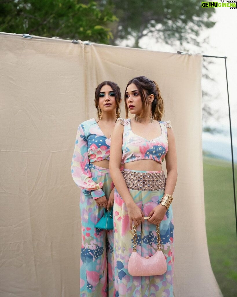 Aashna Shroff Instagram - Forever twinning and winning 🩷 For @payalsinghal’s beautiful Demi-Couture SS24 show!🌺🌸 Make up- @smitartist Hair- @nidhiiigada 📸- @assd_khan