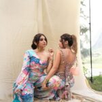 Aashna Shroff Instagram – Forever twinning and winning 🩷
For @payalsinghal’s beautiful Demi-Couture SS24 show!🌺🌸 

Make up- @smitartist 
Hair- @nidhiiigada 
📸- @assd_khan