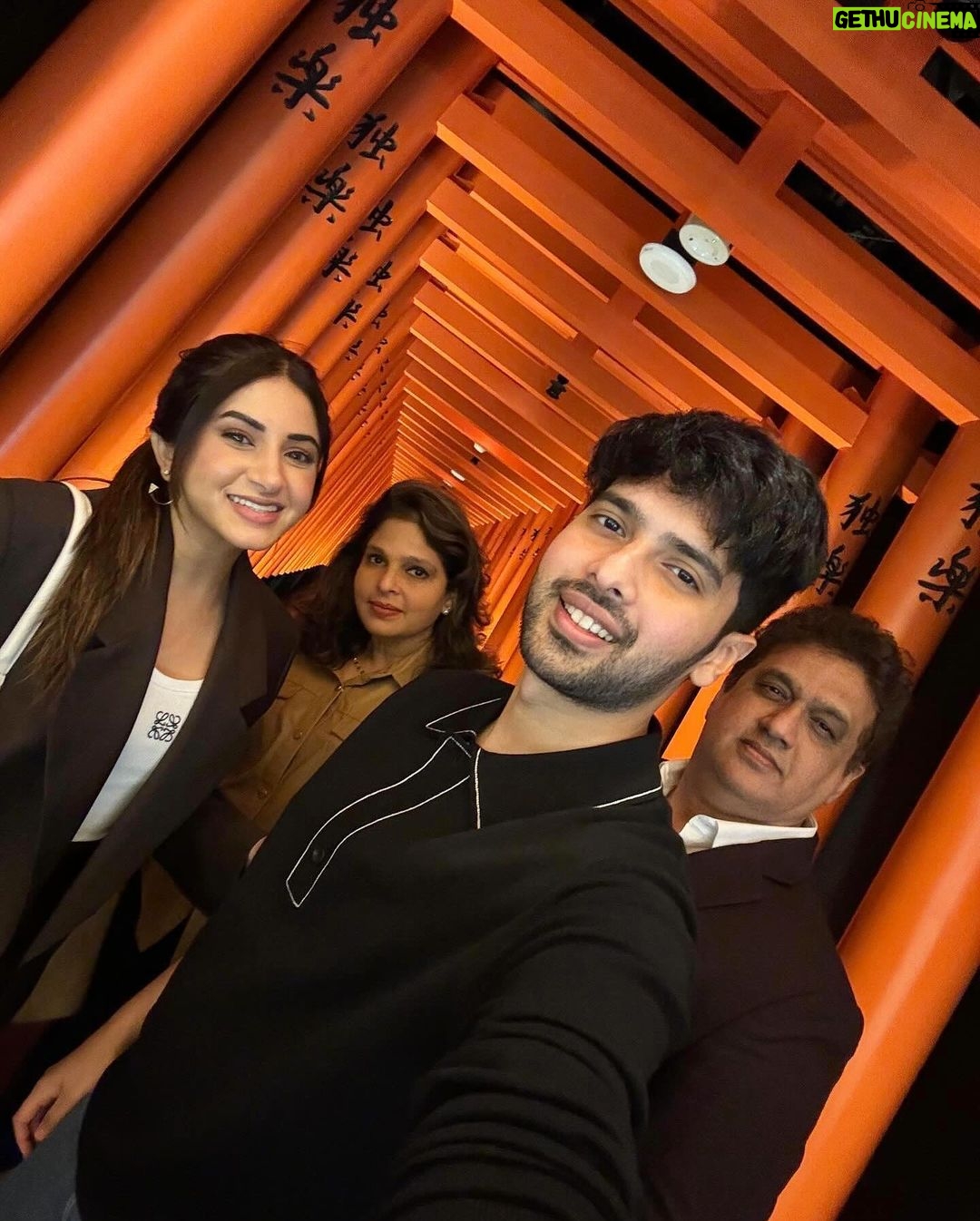 Aashna Shroff Instagram - My kinda ideal weekend; watching my favourite human perform our song live for the first time, some insane food, an amusement park day that turned into an afternoon of shopping, and the perfect end with hot pot and soju 🥰🥰 Singapore