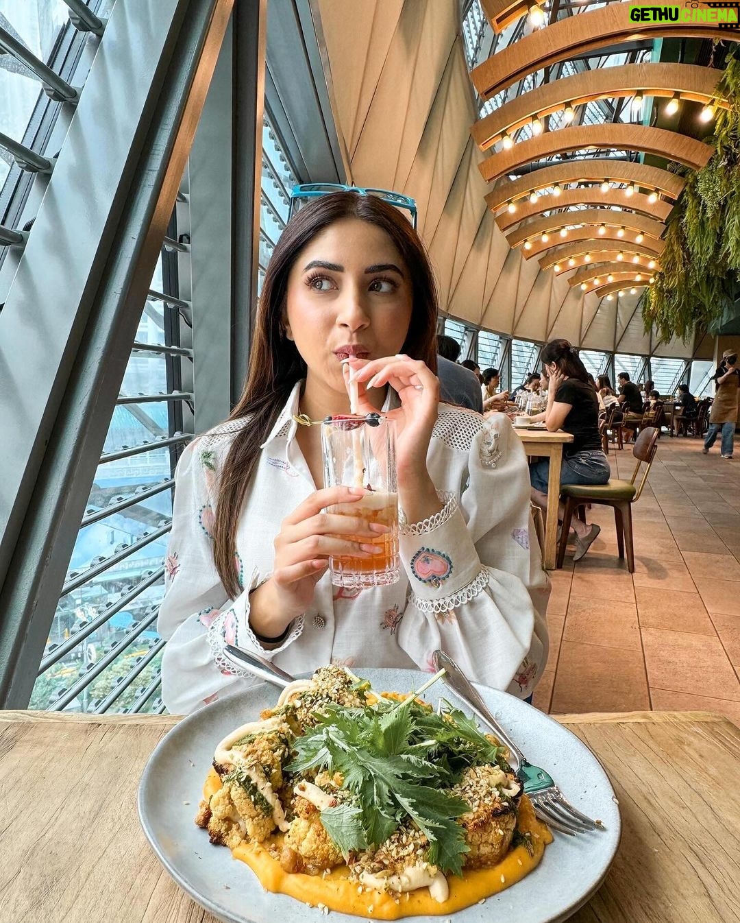Aashna Shroff Instagram - My kinda ideal weekend; watching my favourite human perform our song live for the first time, some insane food, an amusement park day that turned into an afternoon of shopping, and the perfect end with hot pot and soju 🥰🥰 Singapore